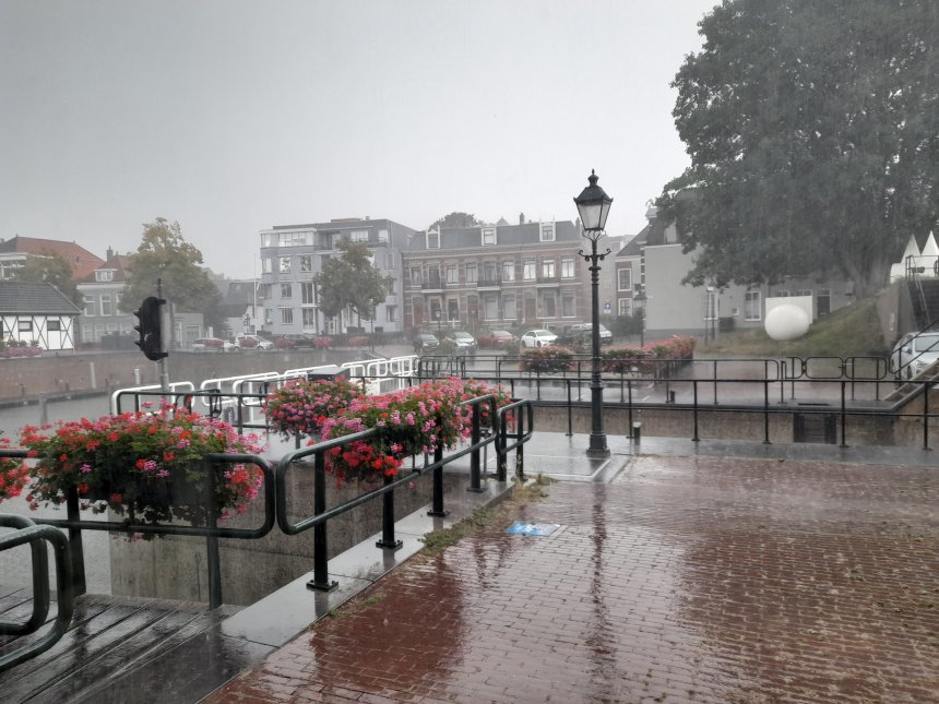 Gistermiddag om vijf uur onweer en finke regen.