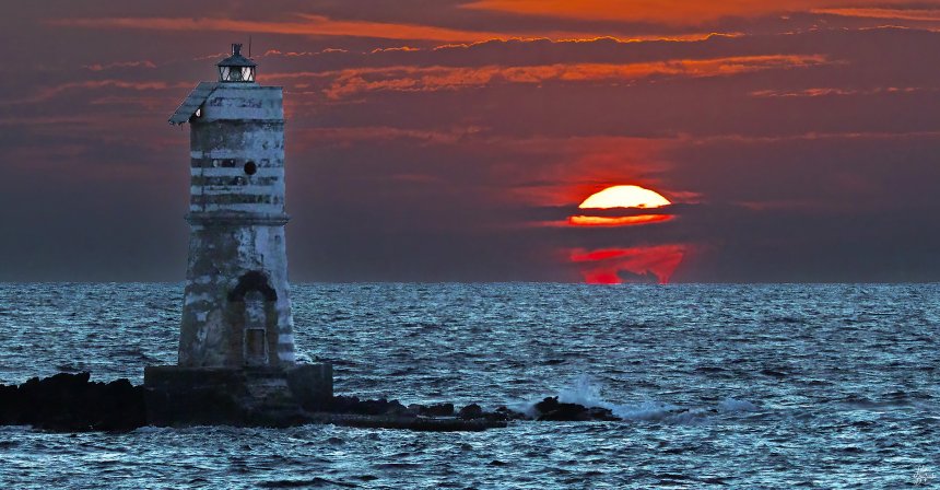 De vuurtoren Mangiabarche in de zuidwesthoek van Sardinië (Image Credit & Copyright: Lorenzo Busilacchi/ Astronieuws)