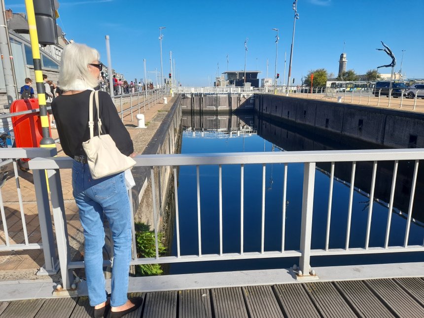 oostende. Zicht op de Marecatorsluis met achter in het midden het havenkantoor.. rechts het monument voor het Vissersoproer in 1887.