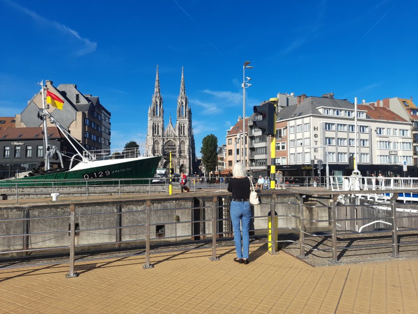 Oostende. Links voorbij de Mercatorsluis het op de wal gezette visserschip 'Amandine' en verderop het Petrus en Paulusplein met de gelijknamige kerk (foto gisteren).