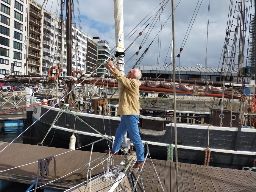 Oostende, Mercatorhaven. Extra beveiliging voor de genua.