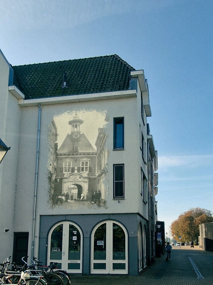 Zo zou het eruit zien: de waterpoort op onze muur. Tot 1893 stond hij 40 meter verderop in de opening rechts.
