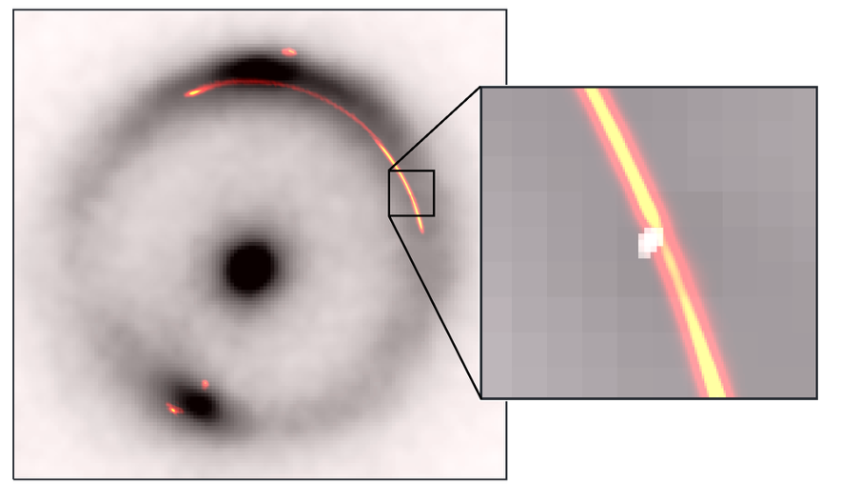 Samengesteld beeld van de infraroodemissie (zwart-wit) met de radio-emissie (kleur). Het donkere object met lage massa bevindt zich in de opening in het heldere deel van de boog aan de rechterkant. Credit: Keck/EVN/GBT/VLBA