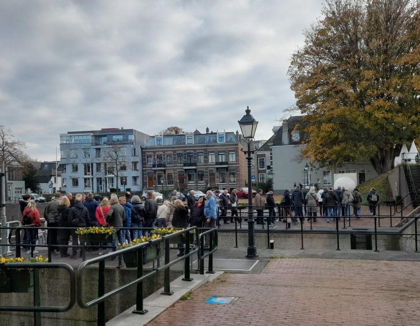 Drommen toeristen op de sluis (foto van gisteren).