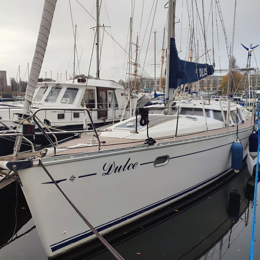 Dulce in Oostende. Links ervan de motorboot 'Vikje' van de buren (foto: Annie Larange).