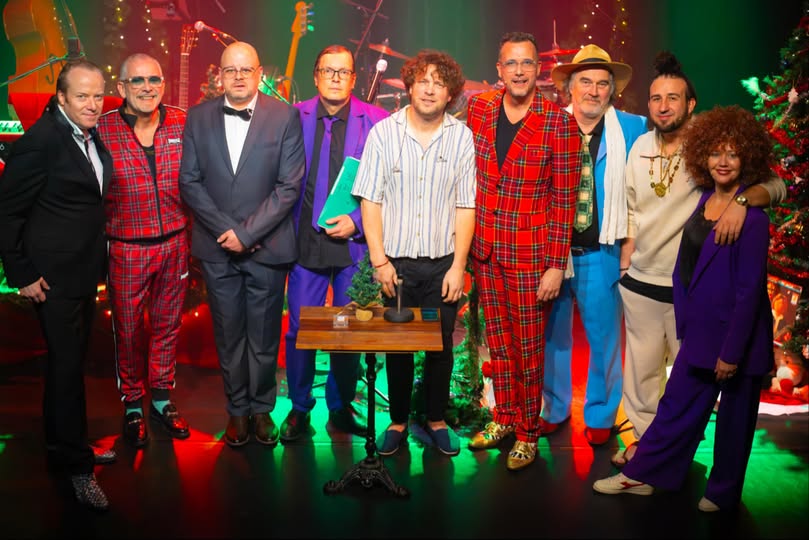 De crew van 'Met gestrekt been de Kerst in'. Links van het midden de heren Chris Poldervaart en Izak Boom.