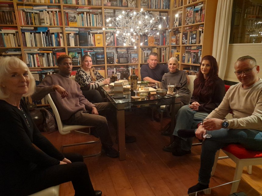 Nieuwjaarsvisite. Vlnr. Anna, Ruiz, Tessa, Michel, Barbara, Esri en Jeffrey.