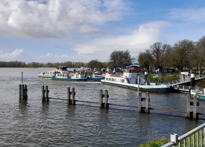 Drukte op de aanlegplaats van de veerponten van Riveer op Buiten de Waterpoort.