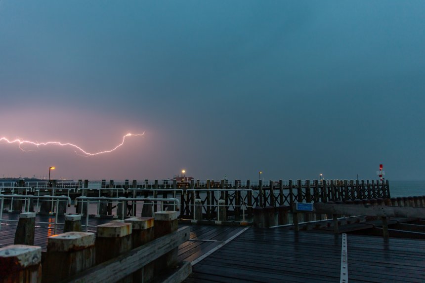Onweer op zee bij Vlissingen, foto van 2 mei 2026 (foto: Ronald Verhage op FB).