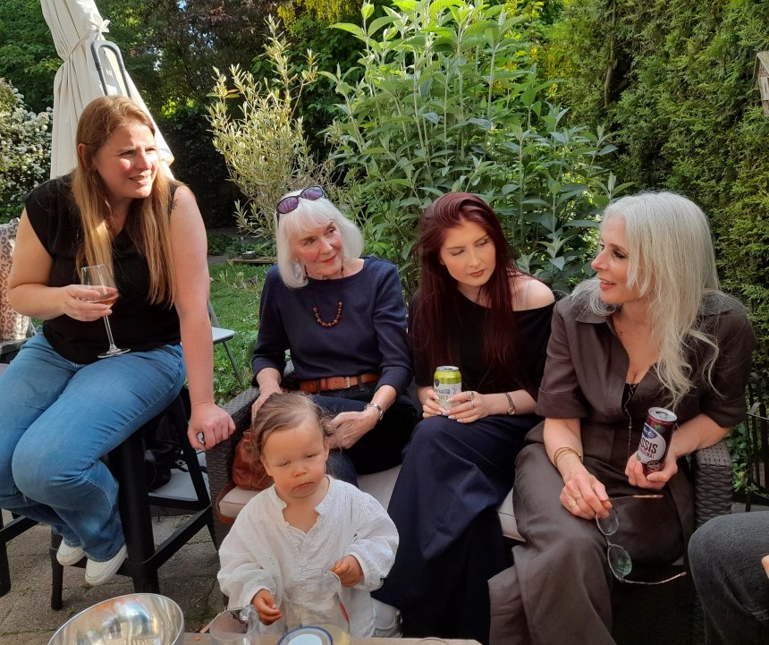Vier generaties vrouwen in de tuin bij Tessa. Vlnr. Tessa, Anna met voor haar Alani (jongste dochter van Nikita & Denzel), Esri en Barbara.