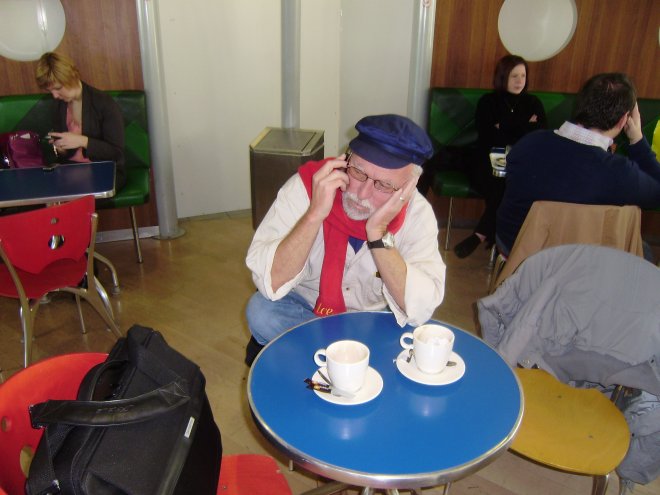 Tot vlak voor ons vertrek van Schiphol zijn de media aan de lijn