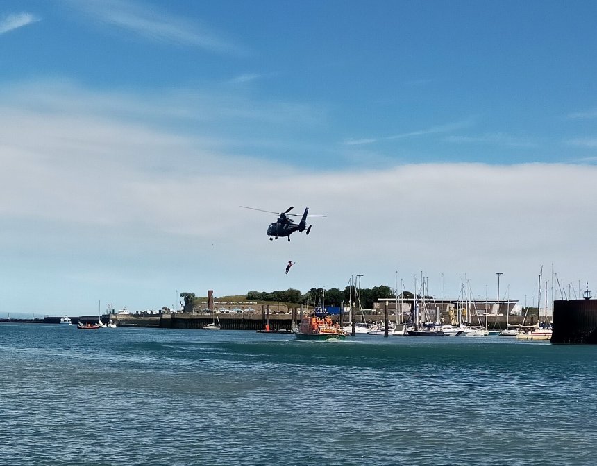 We volgen de demonstraties van de sauveteurs du mer vanaf de steiger bij de boot.