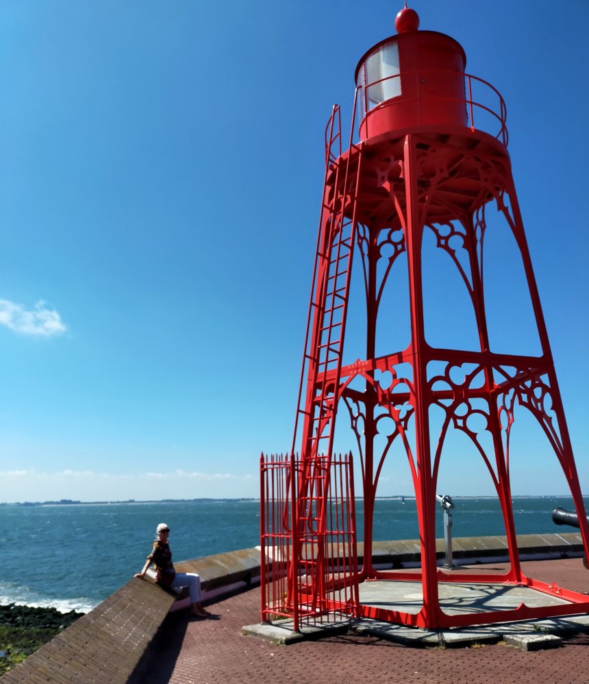 Op het Keizersbolwerk van Vlissingen aan de Westerscheldemonding met de vuurtoren (foto van eergisteren).