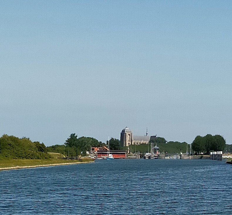 Aan het noordelijk uiteinde van het Kanaal door Walcheren doemen de sluis en de kerk van Veere voor ons op.