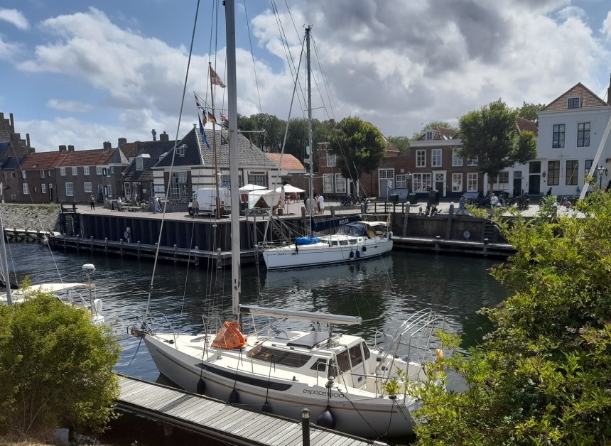 Dulce aan de overkant voor de Jachtclub in de haven van Veere rond het middaguur. De passantenjachten zijn bijna allemaal weg. 's Avonds ligt het weer vol.