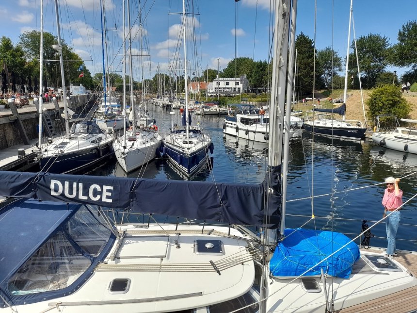 De haven van Veere rond het middaguur. Later wordt het nog veel drukker.