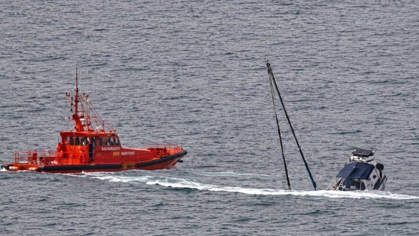 Het Britse jacht 'Idem' zinkt bij de Spaanse noordwestkust na een aanval door orca's. © Salvamento Maritimo
