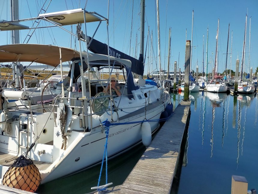Burghsluis. Dulce ligt na de verhuizing op D3, dus aan de D-steiger. In de verte direct rechts van onze boeg zie je het havenkantoor en links ervan restaurant 't Oliegeultje.