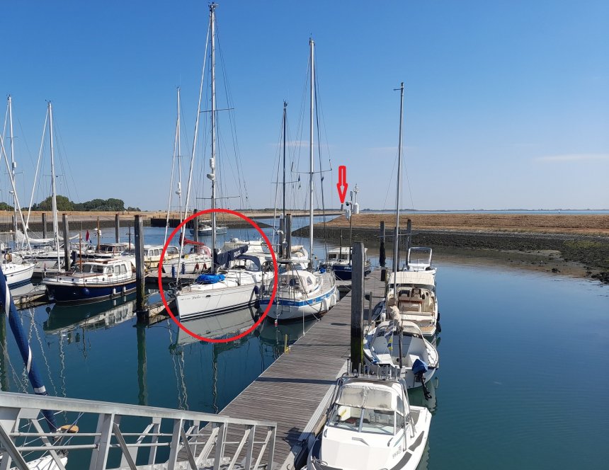 Blik naar het oosten. Dulce (rode cirkel), de uitvaart naar de Oosterschelde en verderop de Plompe Toren (pijl).