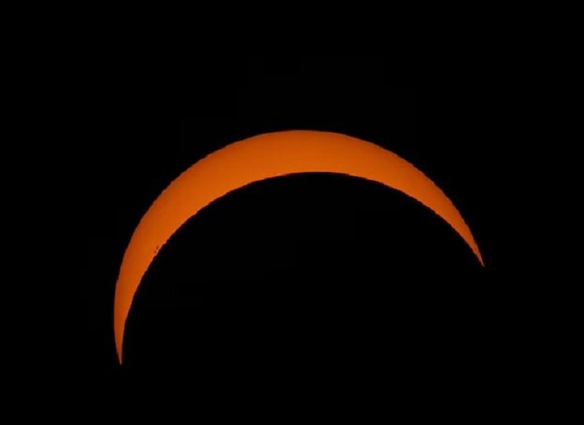 De eclips is bijna compleet ( © Jacob Doornheim)