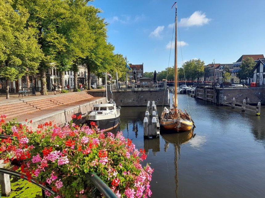Platbodem wacht vanmorgen voor de sluis.