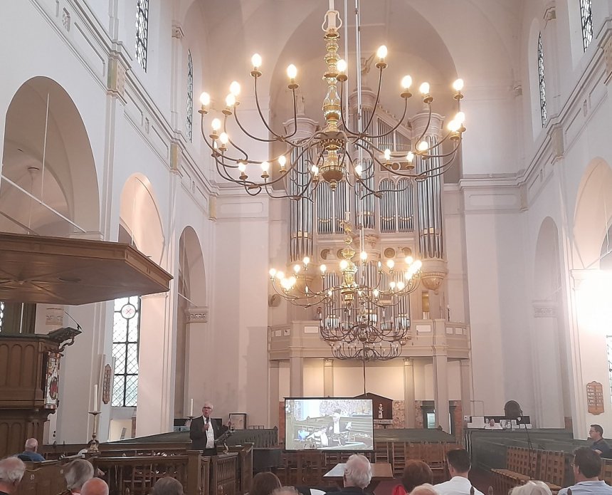 Gastorganist Jaap Zwart leidt in de Grote Kerk het concert in dat hij gaat geven.