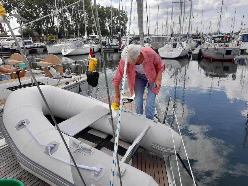 Bijbootje schoonmaken, leeg laten lopen, oprollen en opbergen