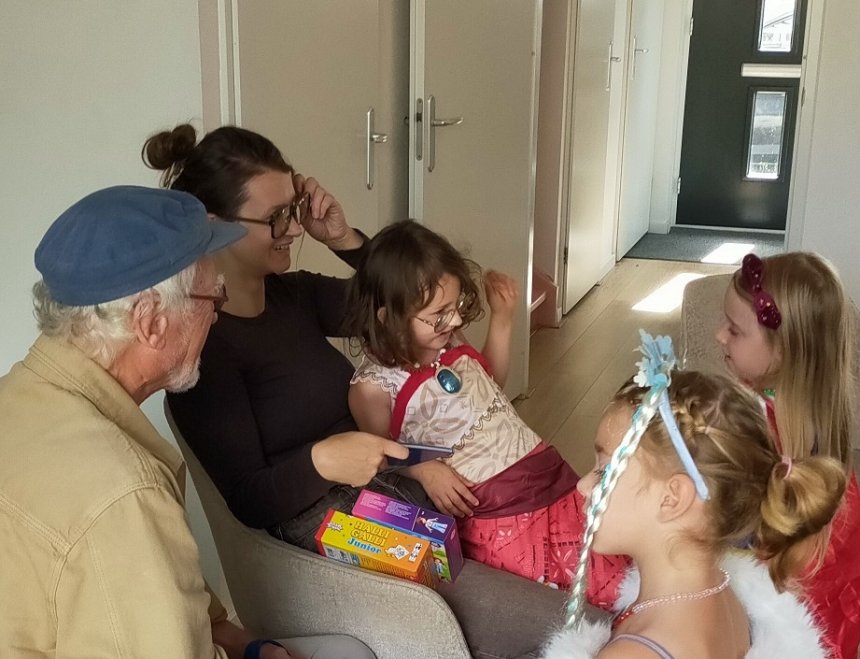 Utrecht. Zesde verjaardag van mijn kleindochtrer Nora. Ze zit op schoot bij moeder Lois en ontvangt cadeautjes.