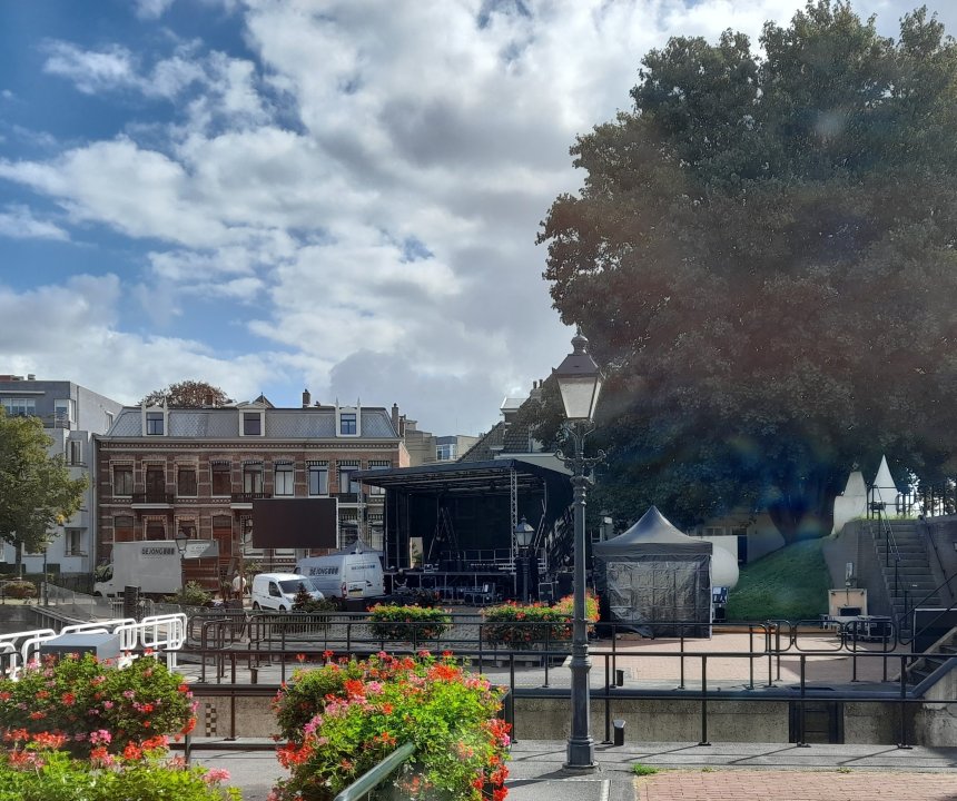 Op de Kriekenmarkt verrijst het podium voor het Lingehavenconcert van morgen.