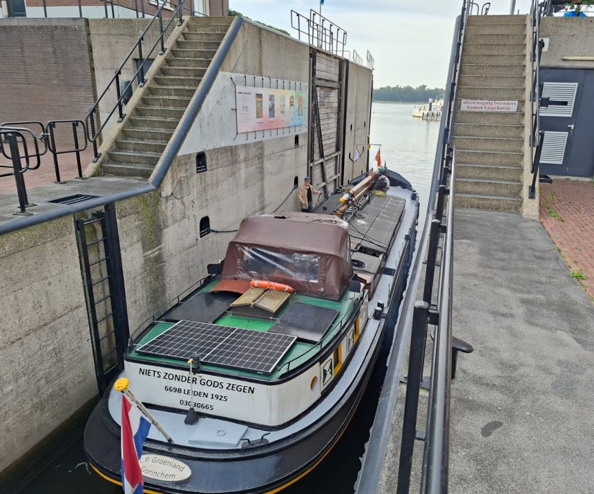 'Niets Zonder Gods Zegen' vanmorgen in de Lingesluis. Halverweg sta ik een touwtje vast te houden.