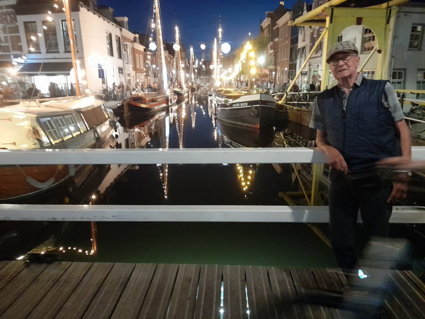 Lourens gisteravond op een brugje over de Noordvliet in Maassluis.