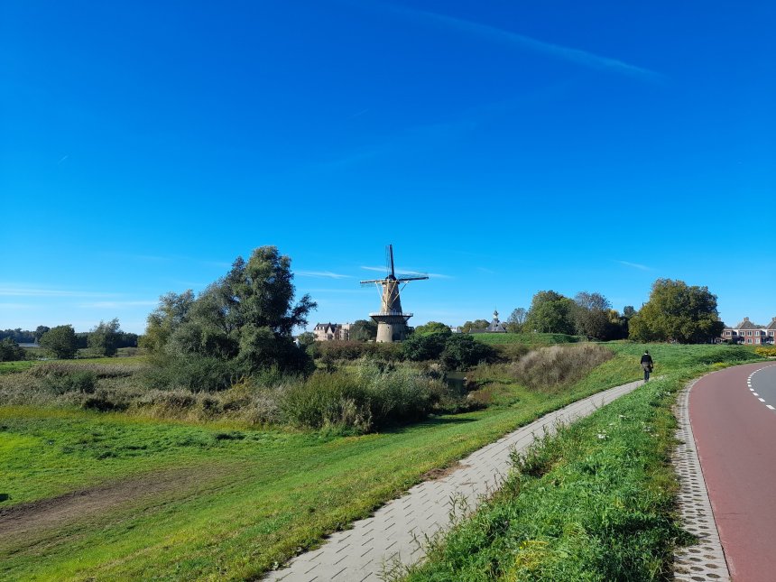 Wat een dag! Op het Dalembolwerk staat korenmolen De Hoop in vol ornaat.