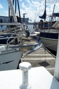 De nieuwe navigatielamp. Op de voorgrond de paal waartegen de oude lamp versplinterde