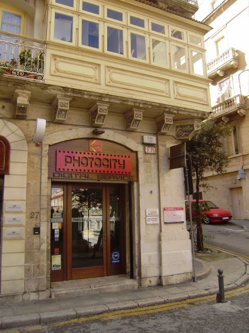 De zaak van PhotoCity in South Street, Valletta