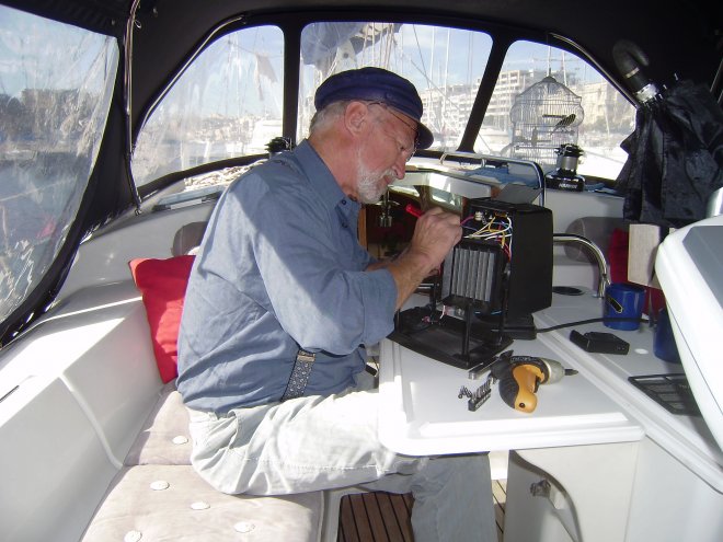 Op de kuiptafel haal ik het elektrisch kacheltje weer eens uit elkaar